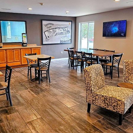 Super 8 By Wyndham Cloverdale In Luaran gambar