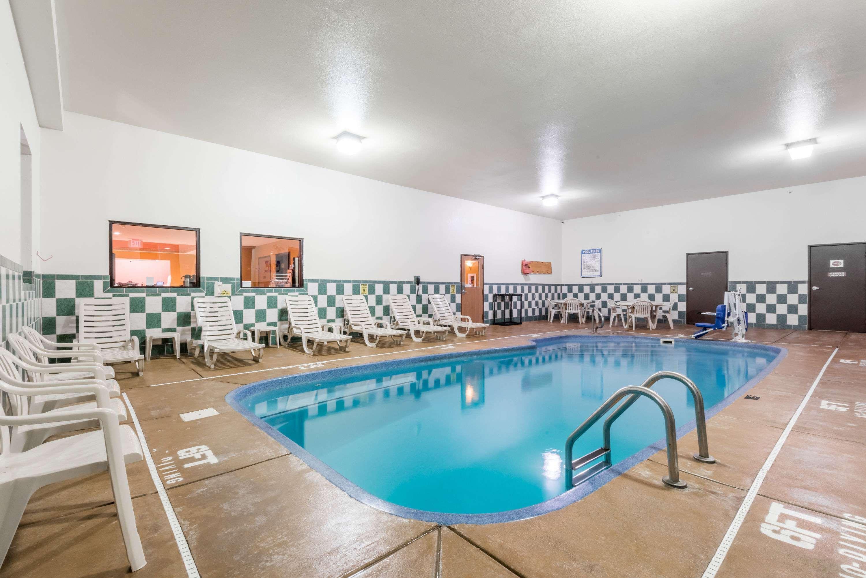 Super 8 By Wyndham Cloverdale In Luaran gambar