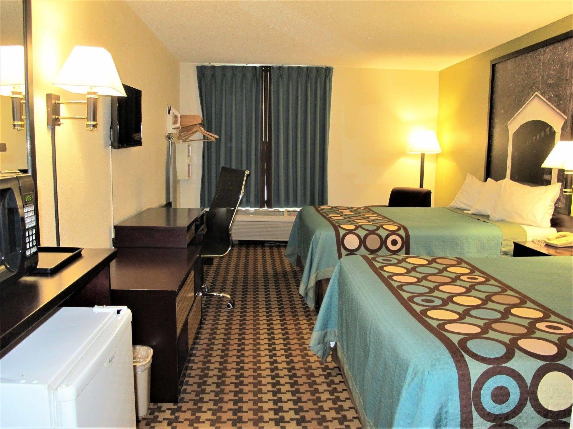 Super 8 By Wyndham Cloverdale In Luaran gambar