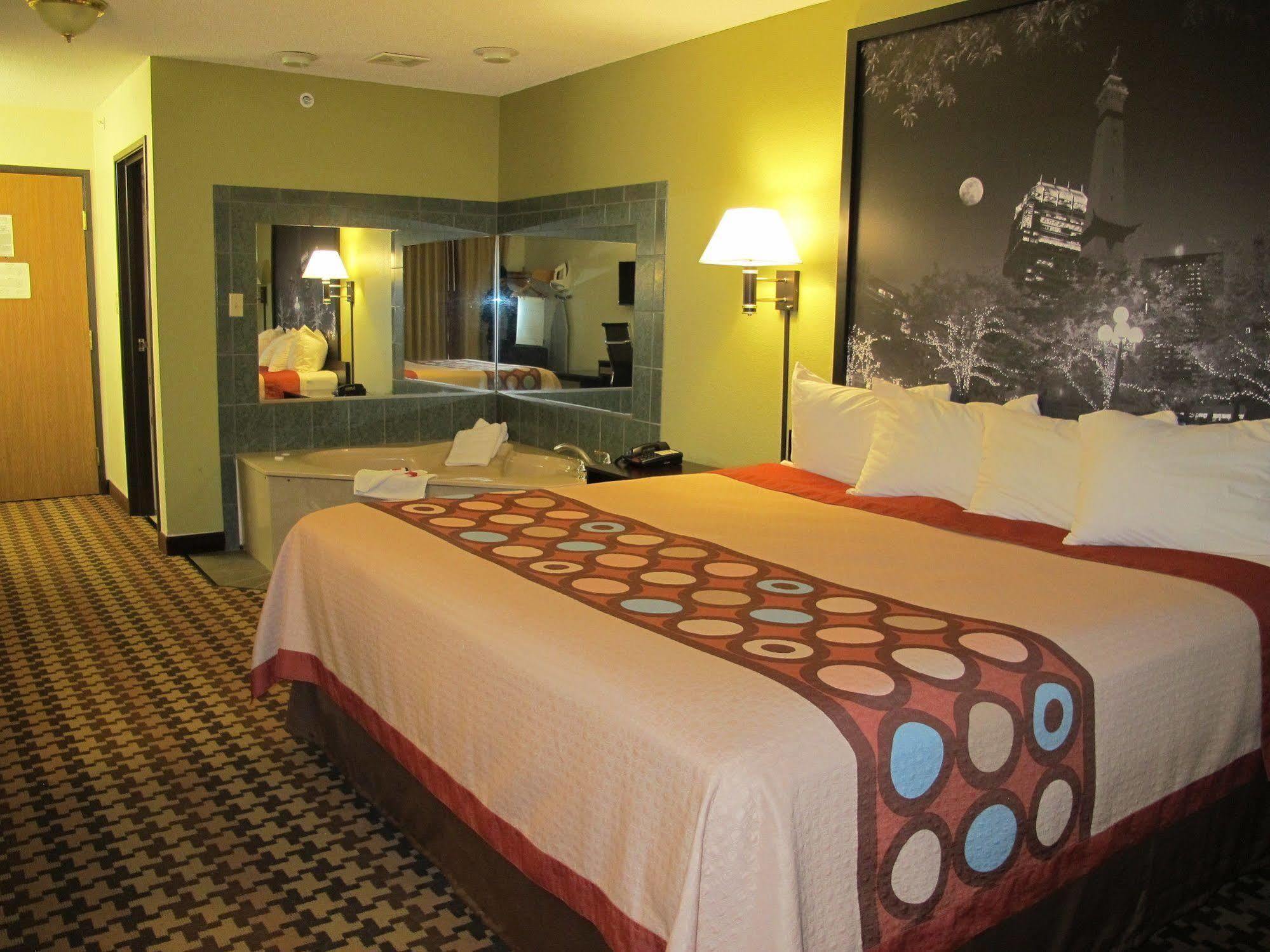 Super 8 By Wyndham Cloverdale In Luaran gambar